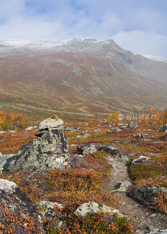 挪威Hemsedal Buskerud，秋天的山景与石堆和小径